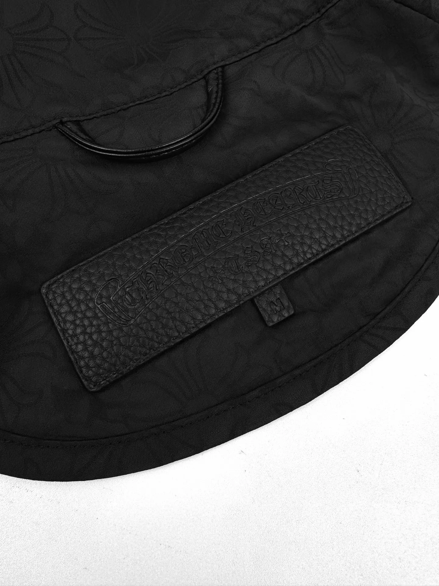 P610 Chrome Hearts full-print dark pattern zipper jacket. Customized phantom floral silk woven fabric. Excellent texture. Comfortable and close to the skin. Mainly based on obsidian black. Like star trails under the night. Encounter the CH pattern covering the body. Derived from the brand's profound cultural heritage. Quietly emerging in a looming manner. Dark pattern aesthetics. Rebellious compatibility. Low-key edge. Full of recognition. Interpretation of unparalleled fashion style. Casual sophistication. Make every touch a ceremonial experience. Process 1: Fabric jacquard technology. By weaving a full-width CH dark jacquard texture technology on the surface of the fabric, control the interweaving method of warp and weft lines. Precisely control the interweaving density and tension of the yarn to make it more three-dimensional. Process 2: Use glue printing. The printing has been modified three times with the film screen. Use glue liquid paint to print the pattern on the fabric. Bake the fabric to fix the printing pattern. Technique 3: Infrared positioning cutting machine. The precise positioning of materials is achieved through infrared emitters and infrared receivers. The accuracy can reach the micron level, thereby meeting the effect of high-precision cutting of alignment strips. Process 4: The fabrics are washed and have a better hand feel. They are not easy to deform, not easy to shrink, not easy to fade, and maintain long-term beauty. Accessories: Customized 1:1 CH zippers, customized 1:1 CH snap buttons, customized 1:1 CH leather main wheat, customized 1:1 CH leather code labels. Customized 1:1 CH trademark Fit: Loose fit Size: S M L XL Style number: CC902